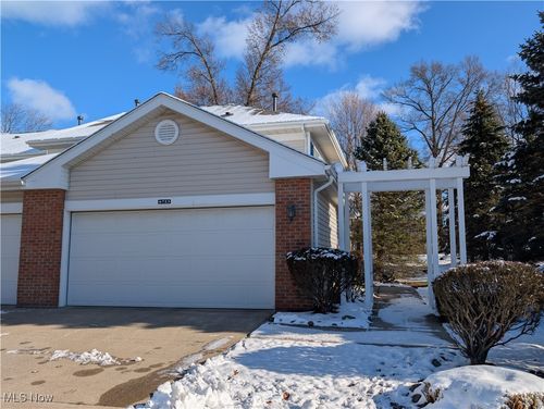 6723 N Ivy Ln, Middleburg Heights, OH, 44130-8392 | Card Image