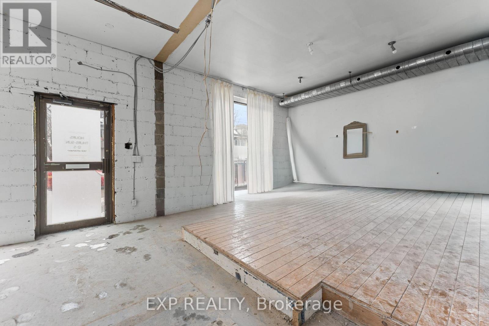 Commercial Lease in Toronto (Greenwood-Coxwell) 2