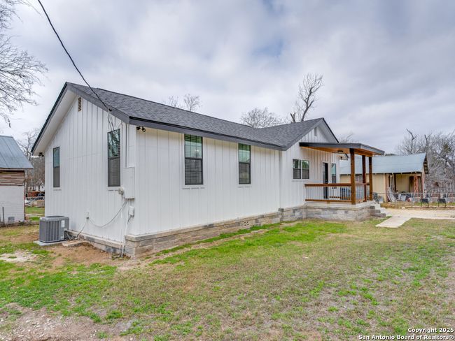 105 Galbreath Ave, House other with 3 bedrooms, 1 bathrooms and null parking in Devine TX | Image 15
