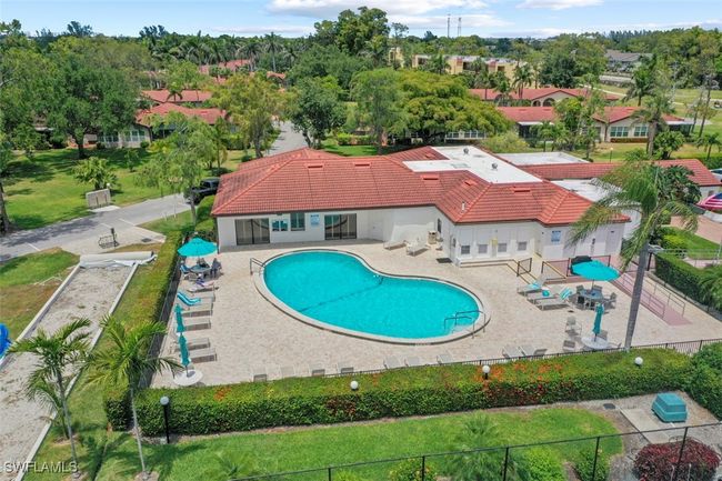 E210 - 1055 Forest Lakes Dr, Condo with 2 bedrooms, 2 bathrooms and null parking in NAPLES FL | Image 25