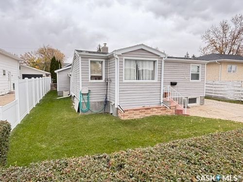 954 Brown Street, Moose Jaw, SK, S6H2Z2 | Card Image
