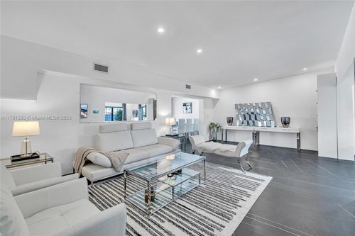 560 Nw 116th Ter, Miami, FL, 33168-3432 | Card Image