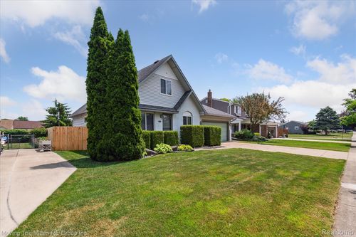 49212 Kimberly Ann Ln, Chesterfield, MI, 48051-2537 | Card Image