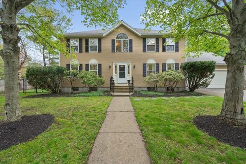 2 Minuteman Ln, Wellesley, MA, 02481-3607 | Card Image