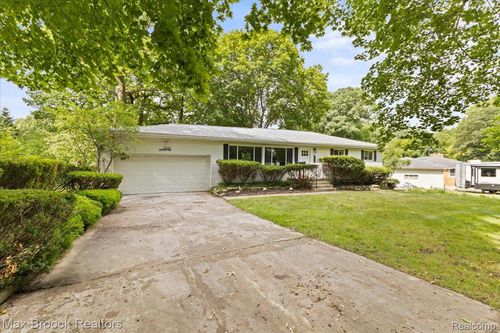 2265 Denby Dr, Waterford, MI, 48329-3807 | Card Image