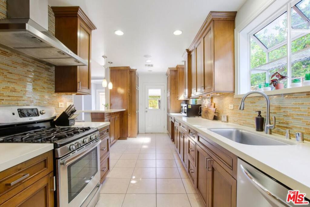 Residential Lease in Sherman Oaks 3