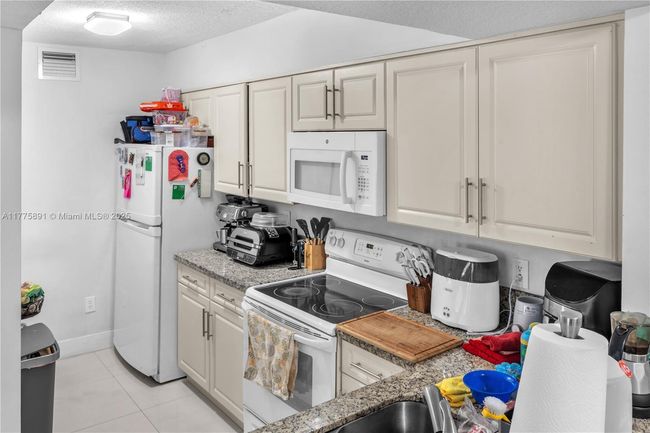 APT-104 - 18810 Nw 57 Th Ave, Condo with 2 bedrooms, 2 bathrooms and null parking in Hialeah FL | Image 17