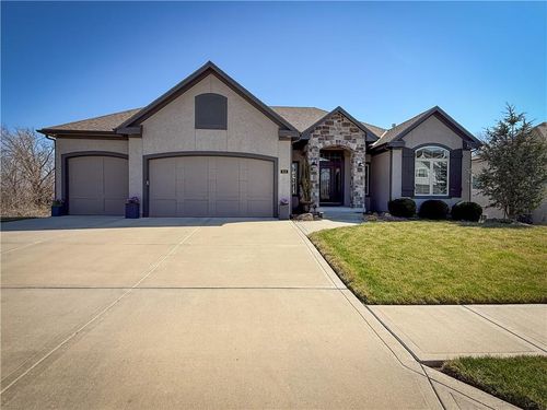 814 Creekmoor Dr, Raymore, MO, 64083-9017 | Card Image