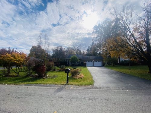 334 Roberts Ln, New Castle, PA, 16105-1326 | Card Image