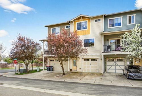 221 Cherry Bark Ln, Medford, OR, 97501-0298 | Card Image