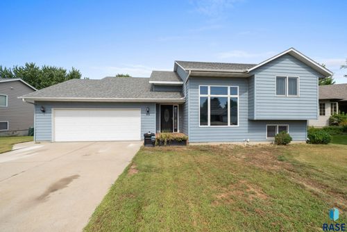812 E Heatherwood Cir, Brandon, SD, 57005-1094 | Card Image