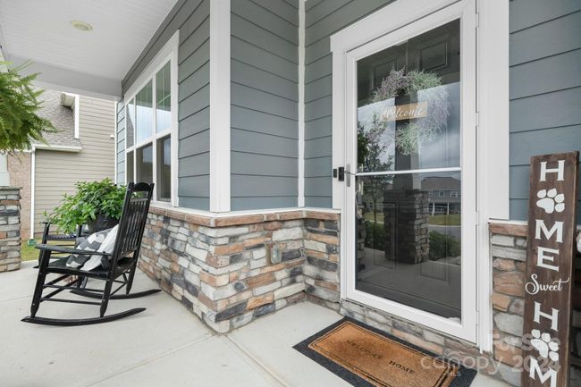 Great front porch! | Image 4