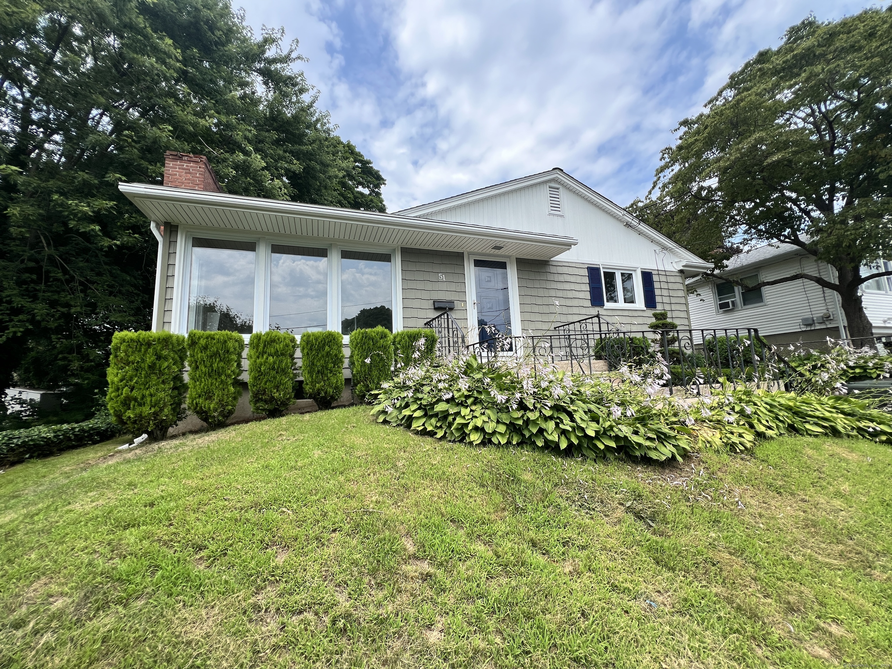 Dow St, New London, CT 06320
