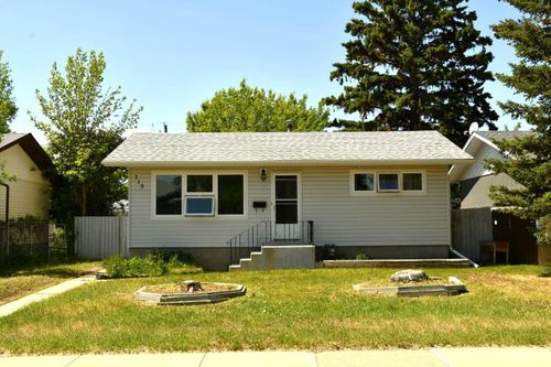 715 2 Street E, Brooks, AB, T1R0P9 | Card Image