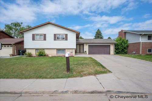 5214 Hickory Pl, Cheyenne, WY, 82009-5118 | Card Image