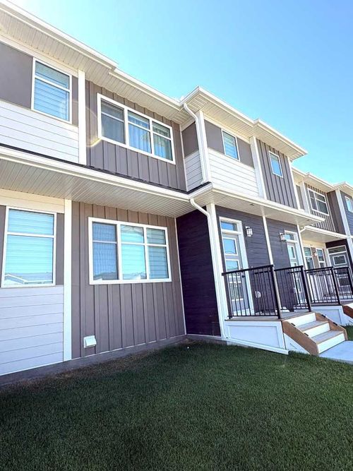 208 Wolf Hollow Pk Se, Calgary, AB, T2X4M6 | Card Image