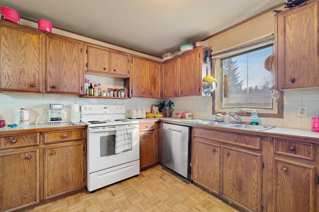 5220 19 Avenue Nw, Home with 4 bedrooms, 2 bathrooms and 5 parking in Calgary AB | Image 9