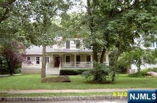 4 Lee Ct, Waldwick, NJ, 07463-1426 | Card Image