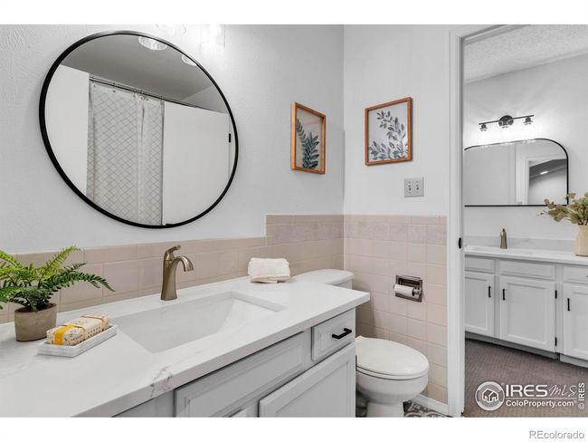 Upper level full bathroom with new quartz countertop | Image 23