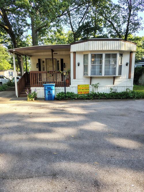 96-2701 Huizenga St, Norton Shores, MI, 49444-2396 | Card Image