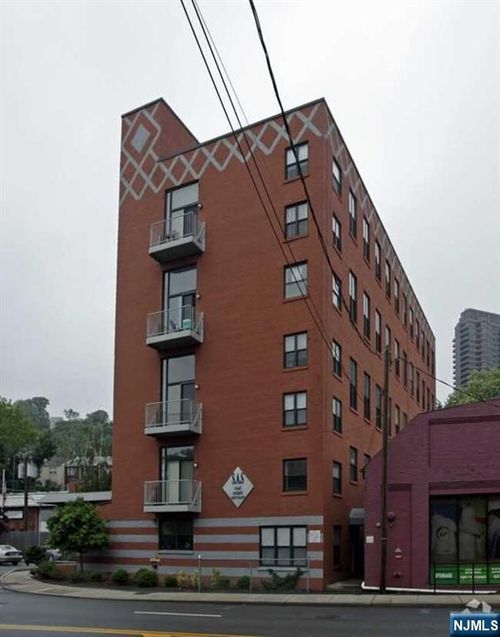 840 River Rd, Edgewater, NJ, 07020-7211 | Card Image