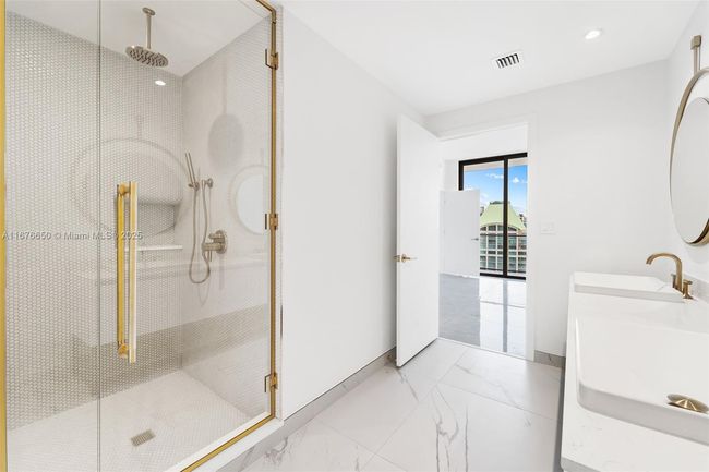 2005 - 2678 Tigertail Ave, Condo with 2 bedrooms, 2 bathrooms and null parking in Coconut Grove FL | Image 10
