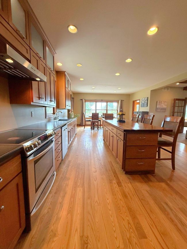 17216 County Road 5 Nw, House other with 5 bedrooms, 4 bathrooms and null parking in New London MN | Image 22