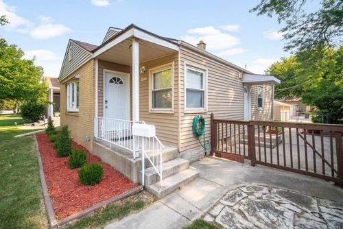 5564 N Mohawk Avenue, GLENDALE, WI, 53217 | Card Image