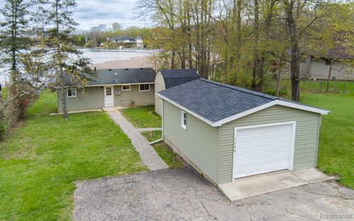 1998 Lakeview Dr, Lapeer, MI, 48446-8046 | Card Image
