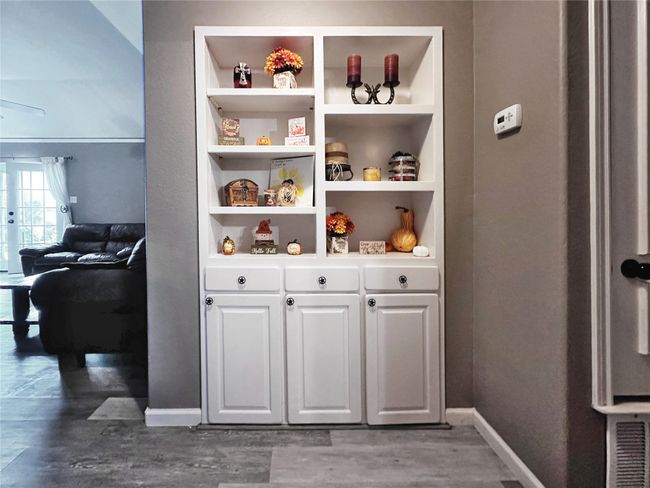 Grand entry with luxe new finishes throughout | Image 11