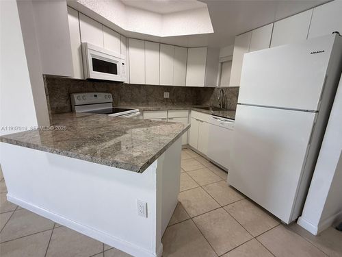 apt-405-8343 Lake Dr, Doral, FL, 33166-7730 | Card Image