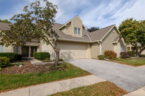 2224144 Cloister Cir, Pewaukee, WI, 53072-4687 | Card Image