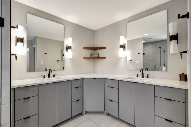 Luxurious primary bathroom | Image 21