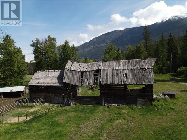 5888 Lazy Lake Rd, Home with 4 bedrooms, 2 bathrooms and null parking in Wasa BC | Image 33