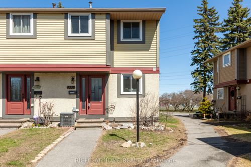 4338 Meadowvale Lane, Gloucester, ON, K1B5A2 | Card Image