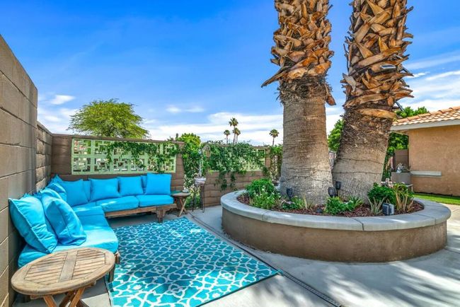 Courtyard / Front seating area | Image 4
