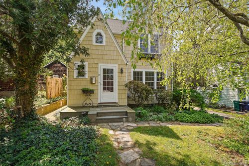 8 North St, Katonah, NY, 10536-1511 | Card Image