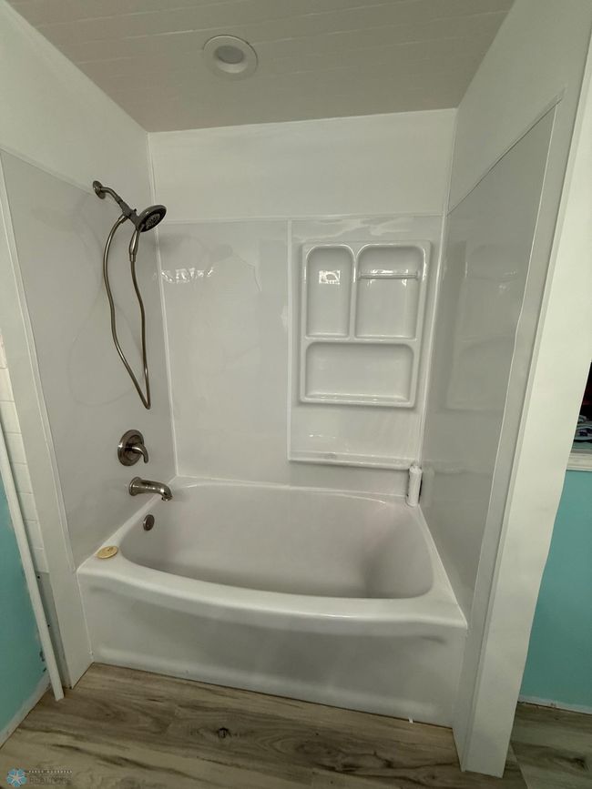 Upstairs Bathroom | Image 20