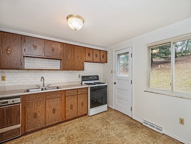 194 Oak Street Ext, House other with 3 bedrooms, 1 bathrooms and 1 parking in Manor PA | Image 8
