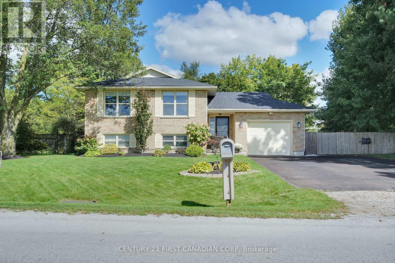 22630 Rougham Rd, For Sale in Mount Brydges Zoocasa