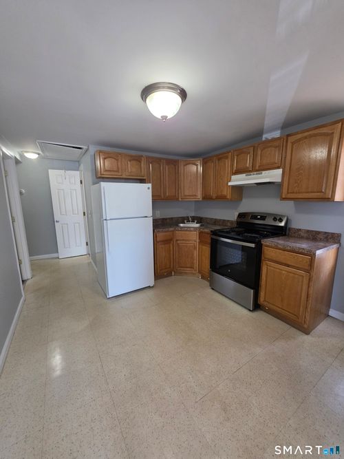 8 Mannz St, Hartford, CT, 06114-1340 | Card Image
