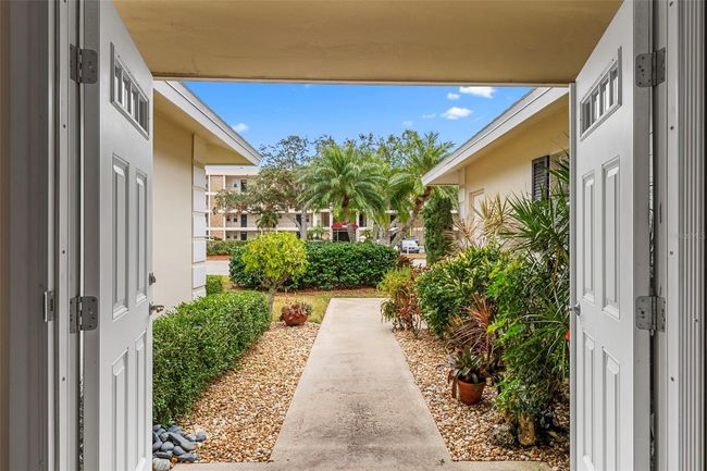 7460 W Country Club Dr N, Condo with 2 bedrooms, 2 bathrooms and null parking in Sarasota FL | Image 6