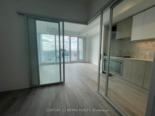 909 - 2020 Bathurst St, Condo with 1 bedrooms, 1 bathrooms and null parking in York ON | Image 2