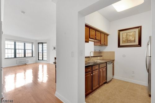 unit-303-7 Prospect St, Morristown, NJ, 07960-9301 | Card Image