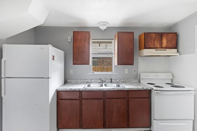 305 W Waco St, Home with 5 bedrooms, 3 bathrooms and 6 parking in Ennis TX | Image 12