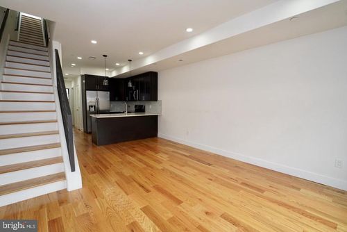 2-2015 N 5th St, PHILADELPHIA, PA, 19122-1409 | Card Image