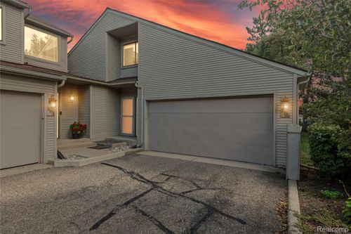 586 Ashley Cir, Rochester Hills, MI, 48307-4504 | Card Image