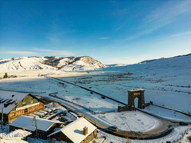 Arch and town in winter. | Image 18