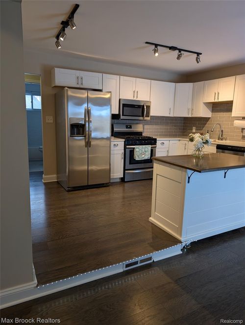 720 Hamlet Ct, Auburn Hills, MI, 48326-3477 | Card Image