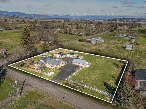 3985 Calhoun Rd, Medford, OR, 97501-9603 | Card Image